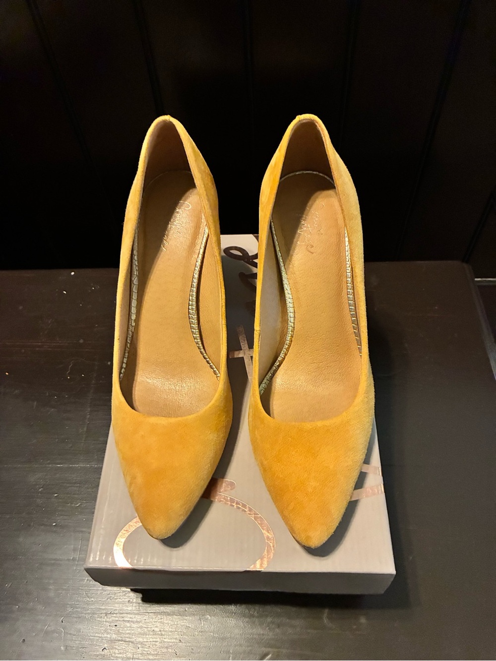 Crown Vintage Yellow Suede Pointed-Toe Women's Pumps Sz 8.5